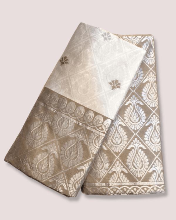 Poly paat Mekhela Sador &ndash; Traditional NorthEast